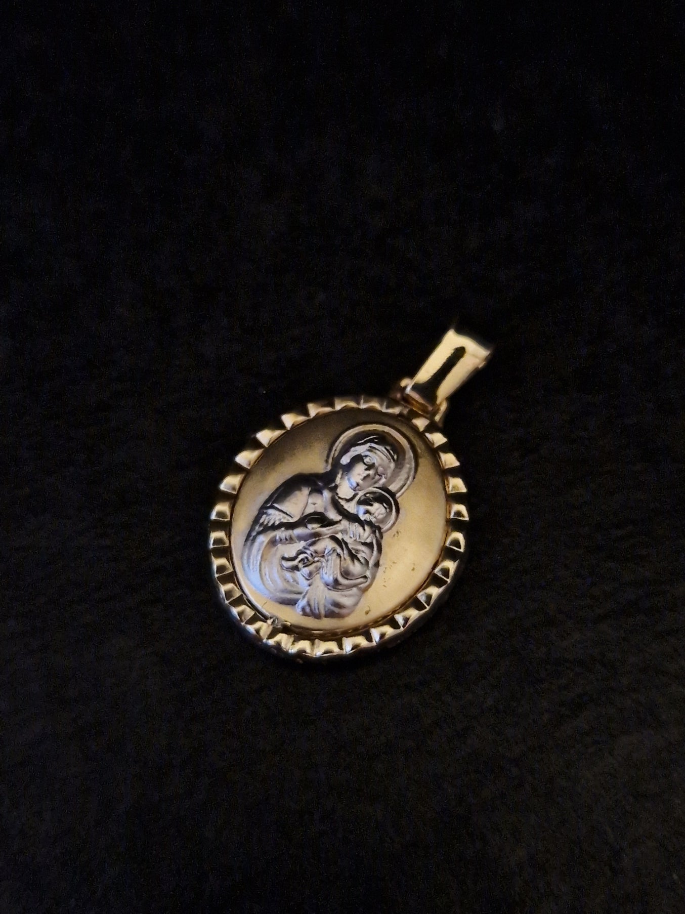 Religion Pendant Virgin Mary baby Jesus in Gold 18k