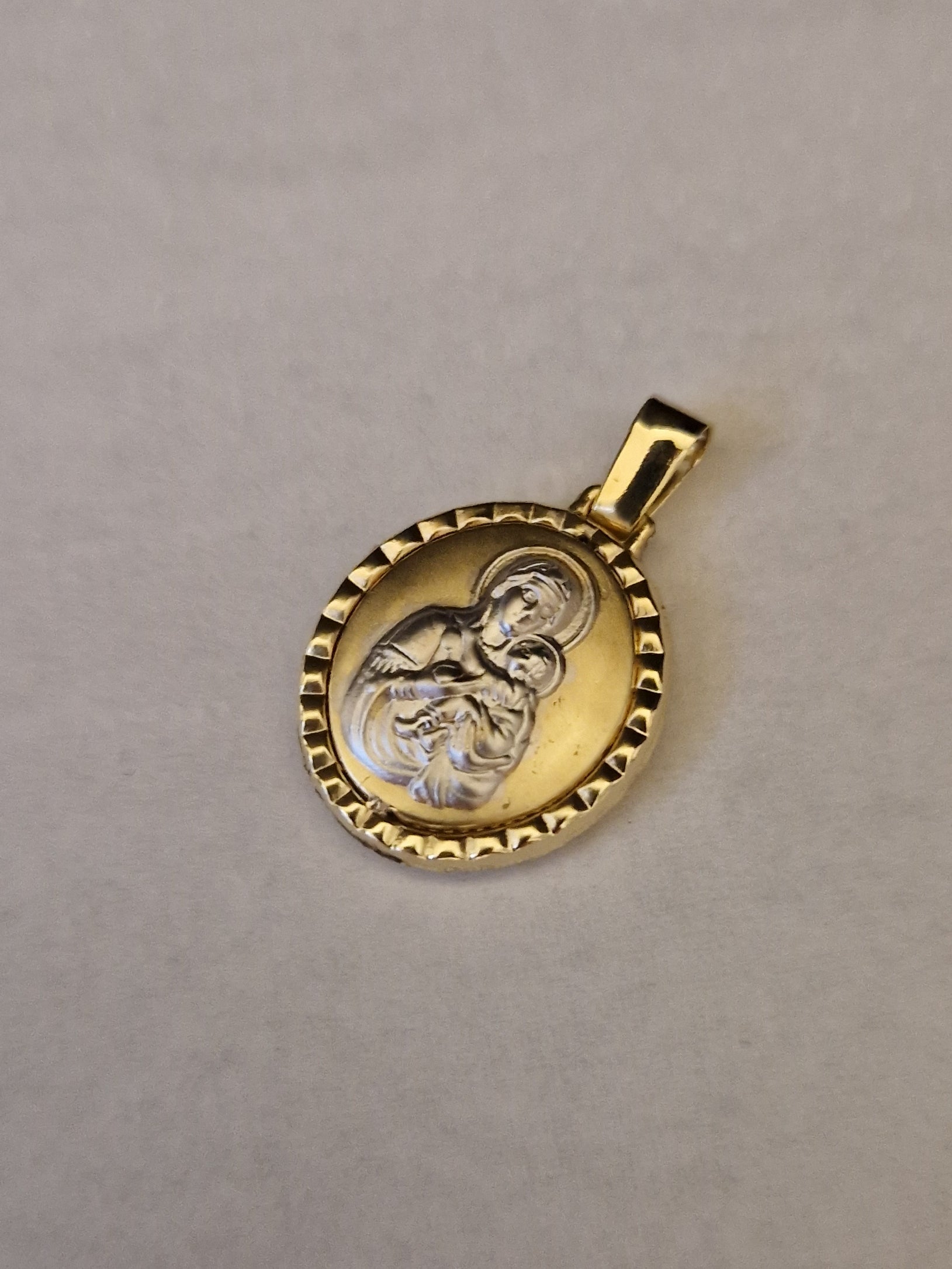 Religion Pendant Virgin Mary baby Jesus in Gold 18k