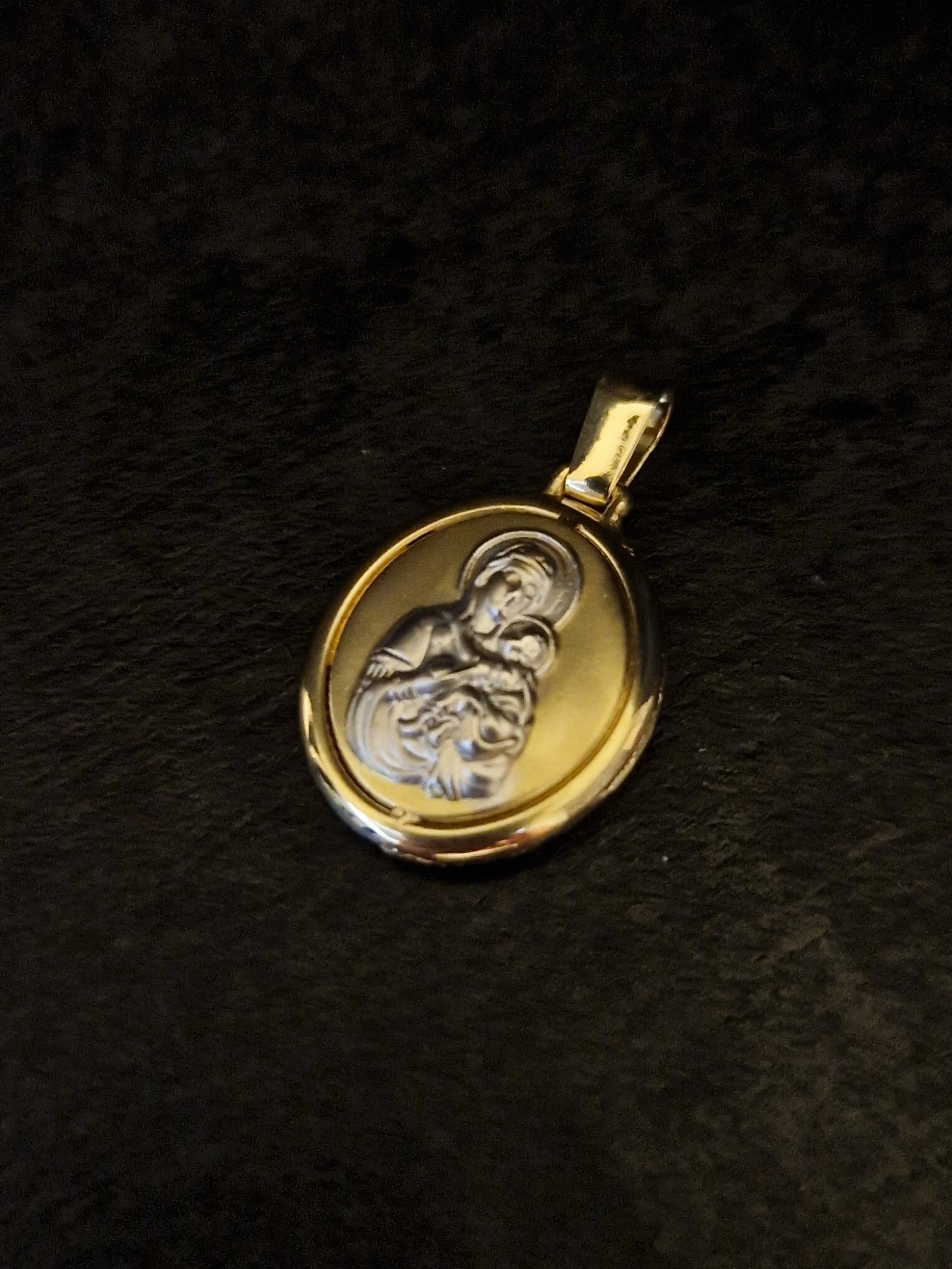 Religion Pendant Virgin Mary baby Jesus in Gold 18k