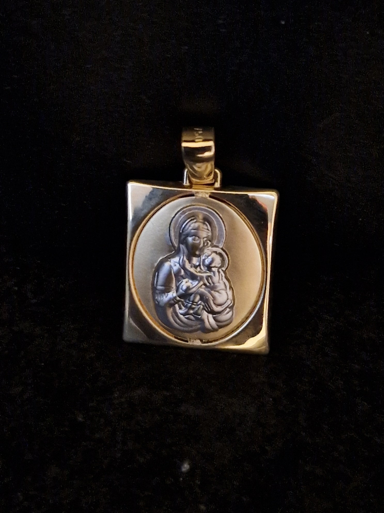 Religion Pendant Virgin Mary baby Jesus in Gold 18k