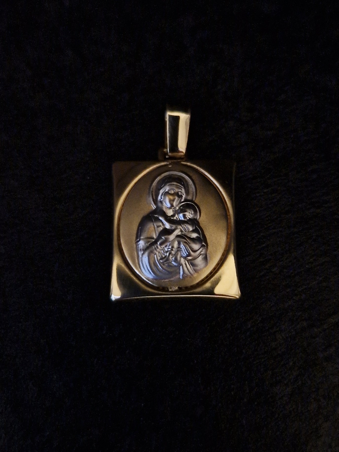 Religion Pendant Virgin Mary baby Jesus in Gold 18k