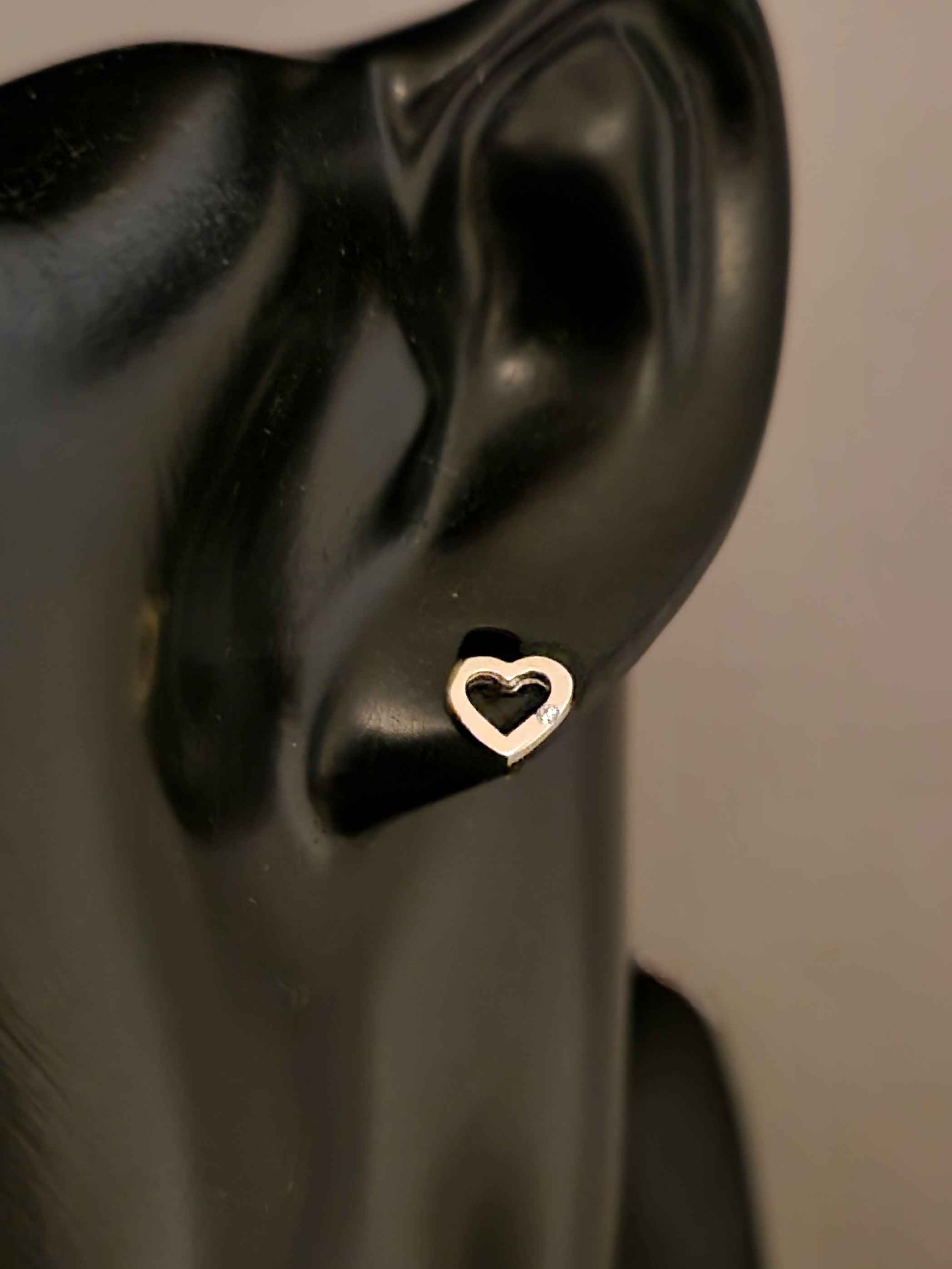 Earrings Solid Heart Shape Guld 18k with White Zircon