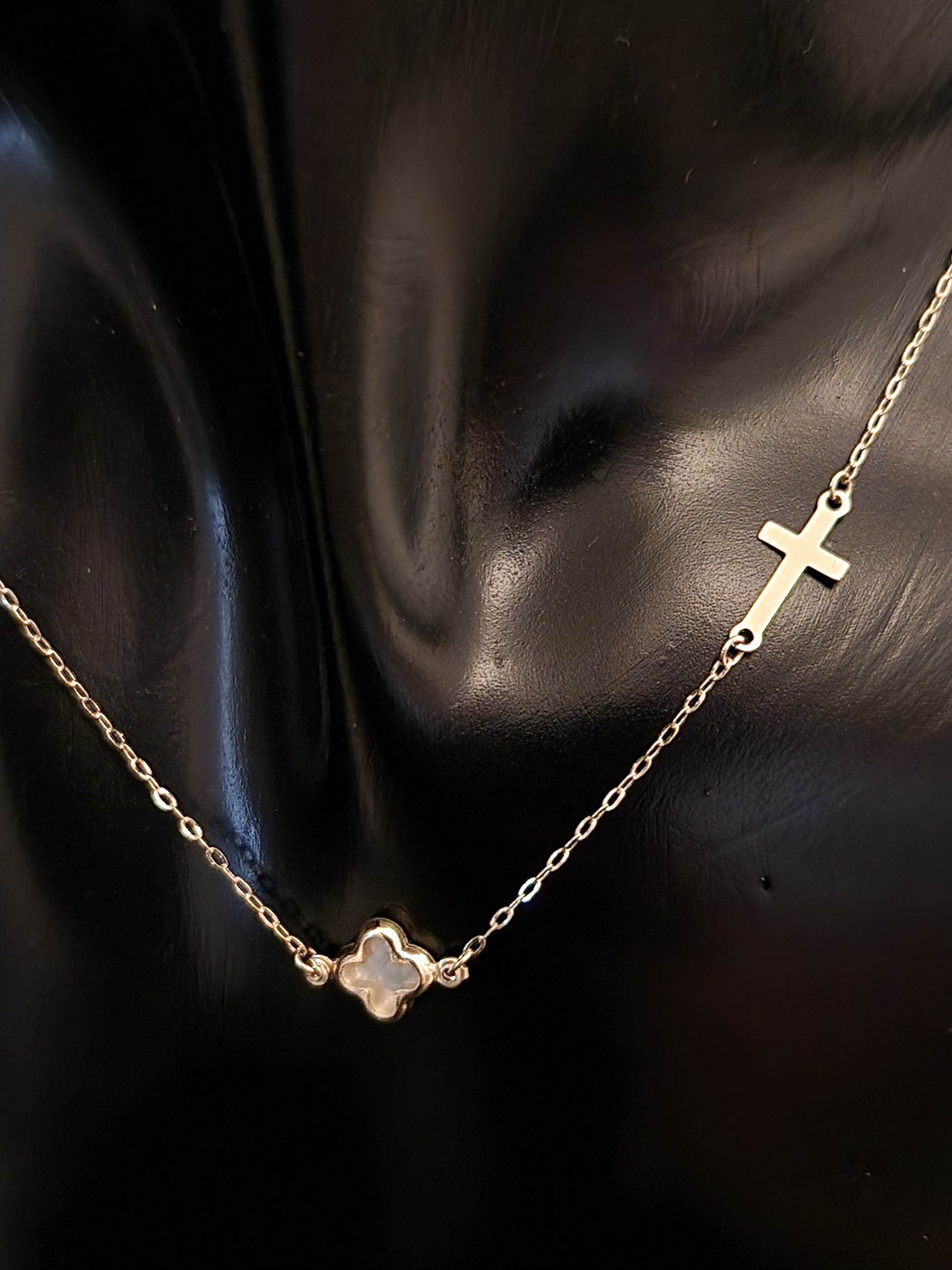 Necklace Cross four leaf clover in Gold 18k