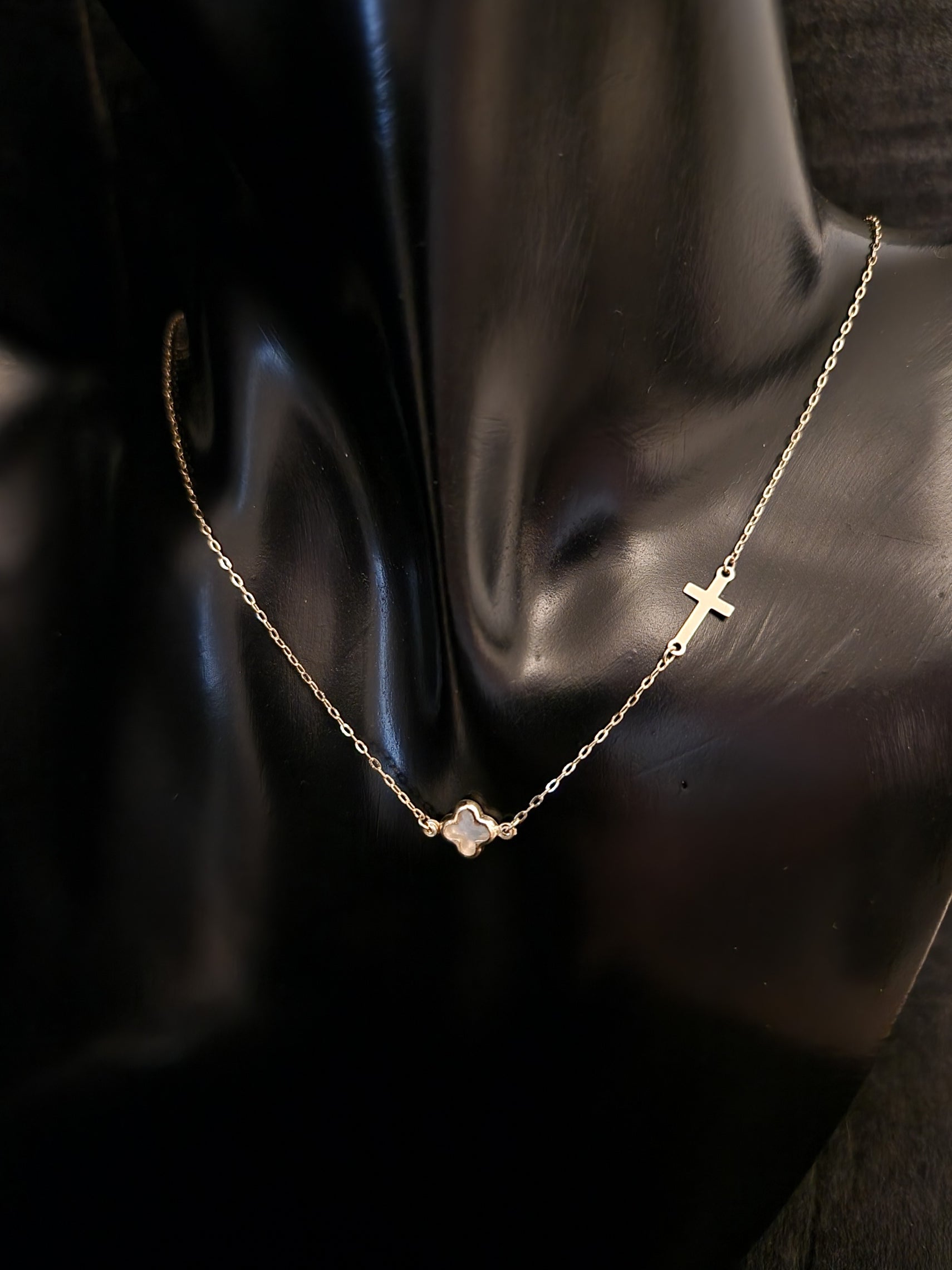 Necklace Cross four leaf clover in Gold 18k