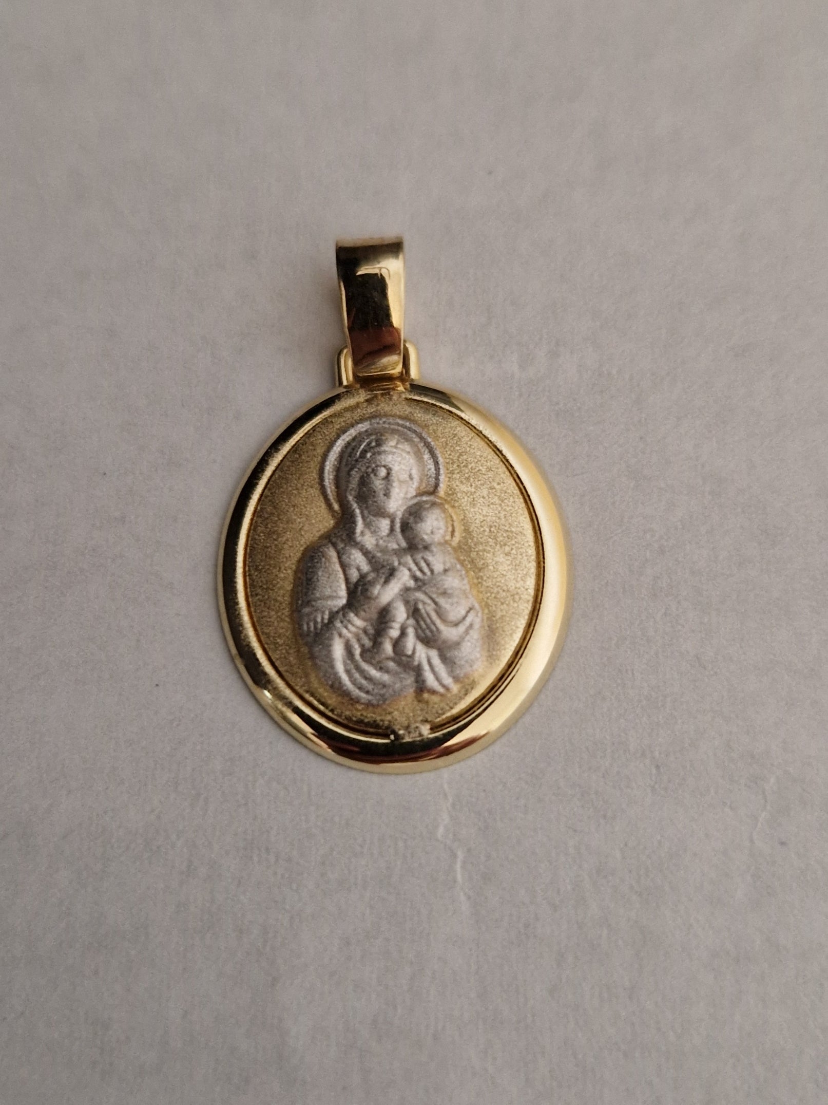 Religion Pendant Virgin Mary baby Jesus in Gold 18k