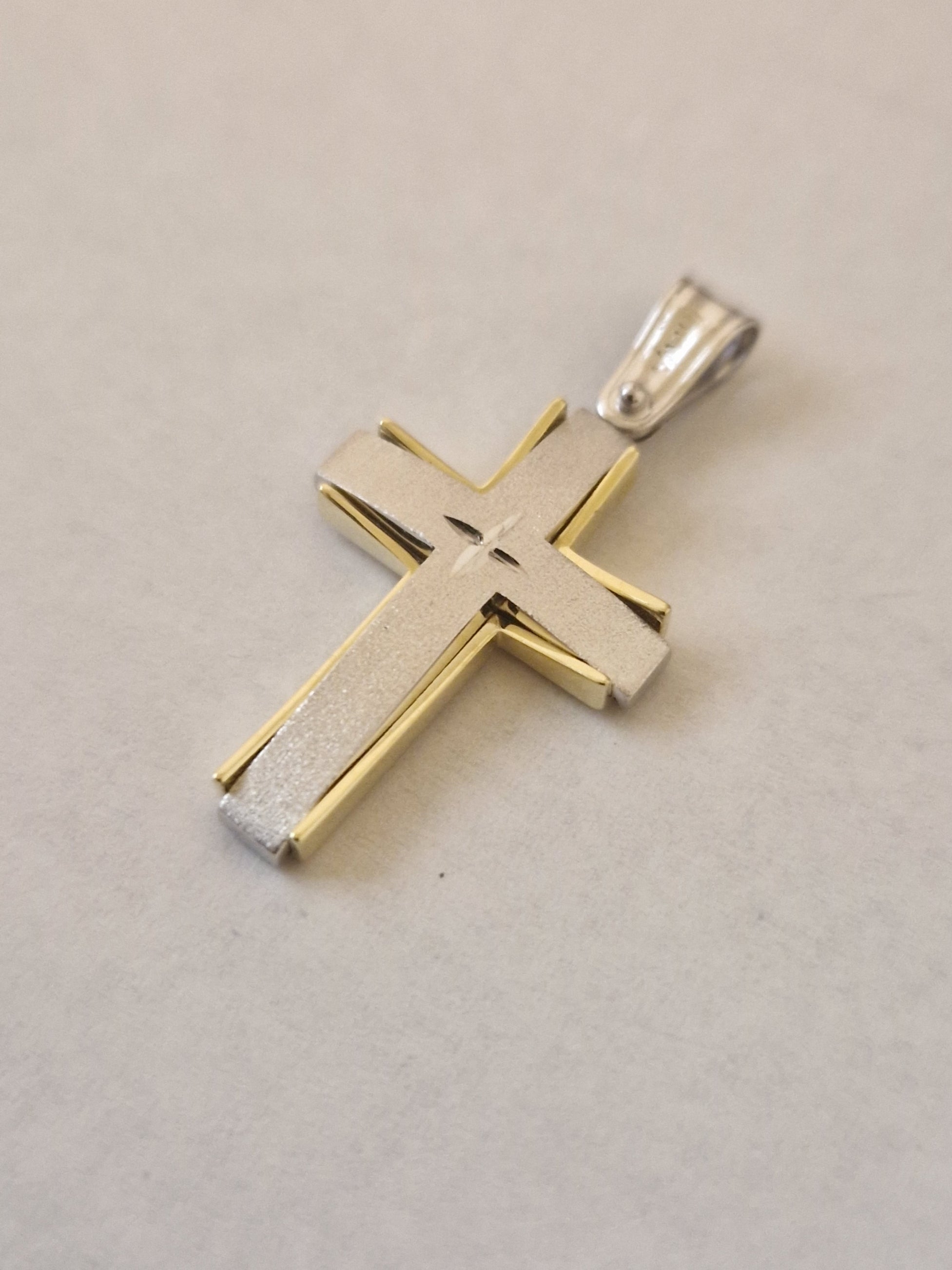 Pendant Cross with White Cubic Zirconia in Gold 18k