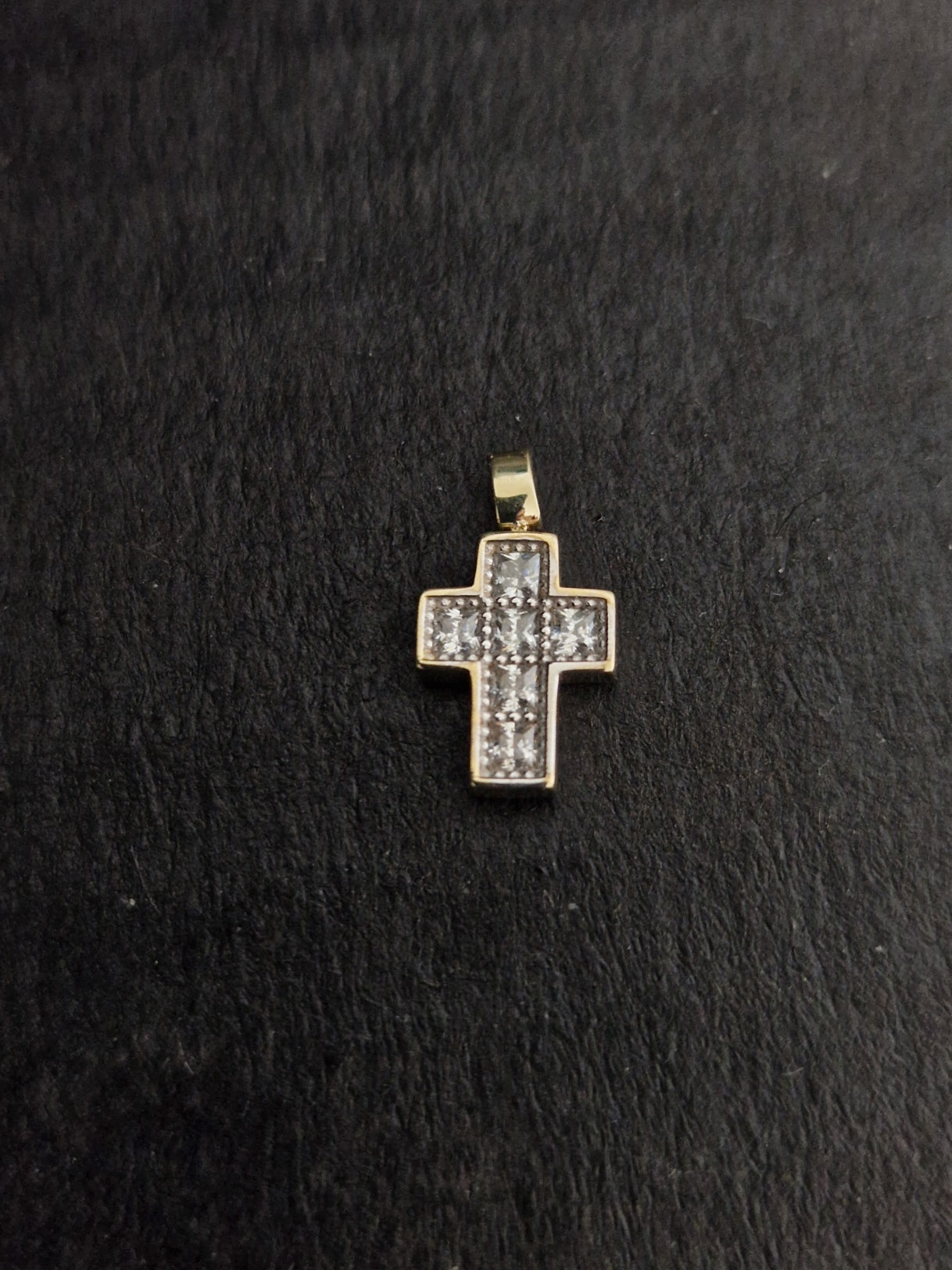 Pendant Cross with White Cubic Zirconia in Gold 18k