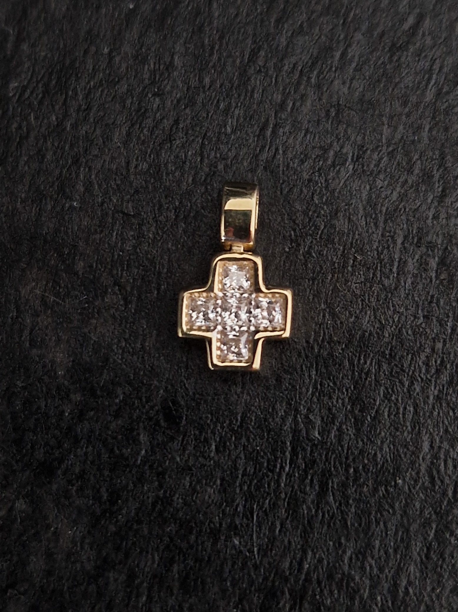 Pendant Cross with White Cubic Zirconia in Gold 18k