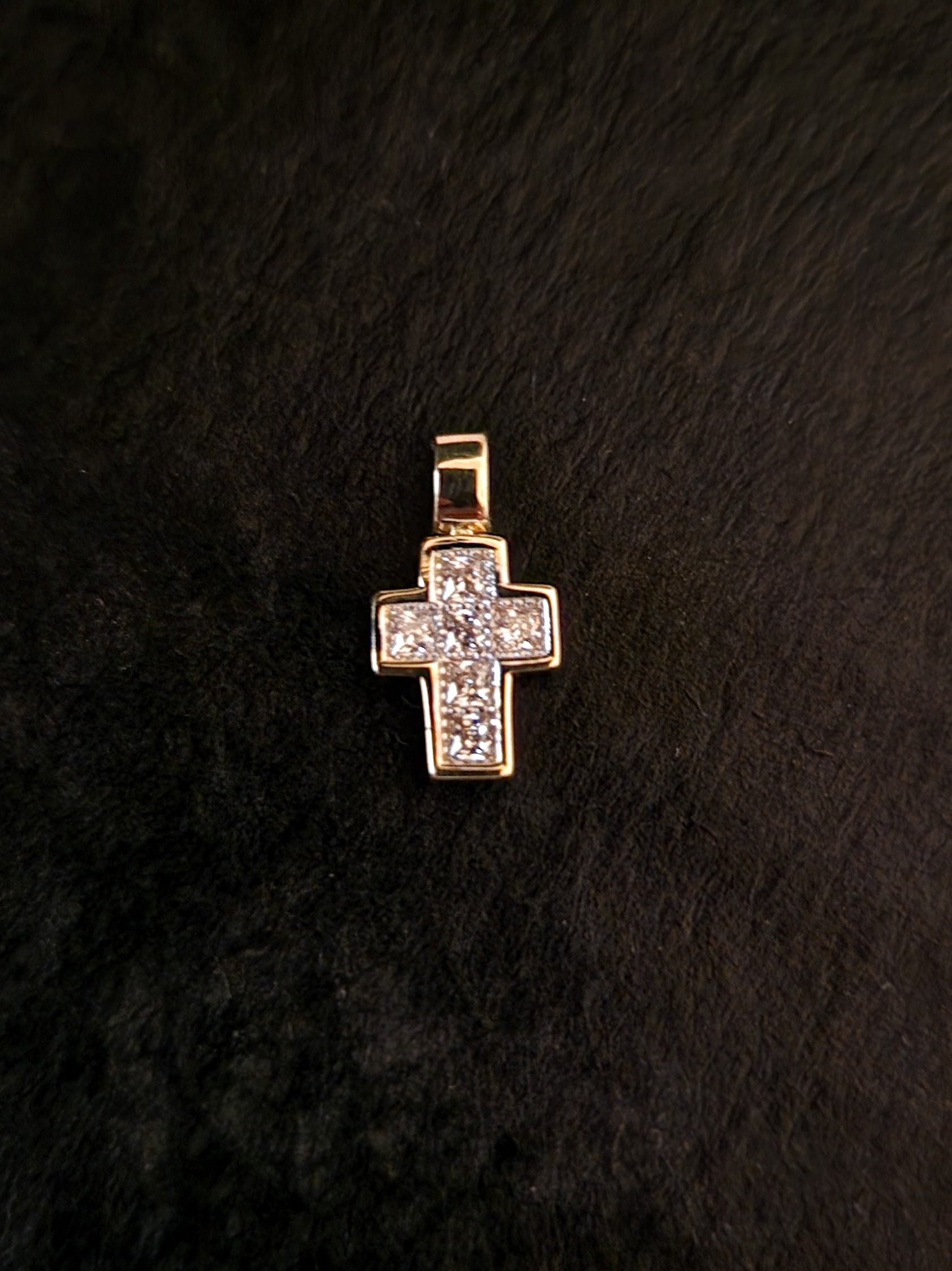 Pendant Cross with White Cubic Zirconia in Gold 18k