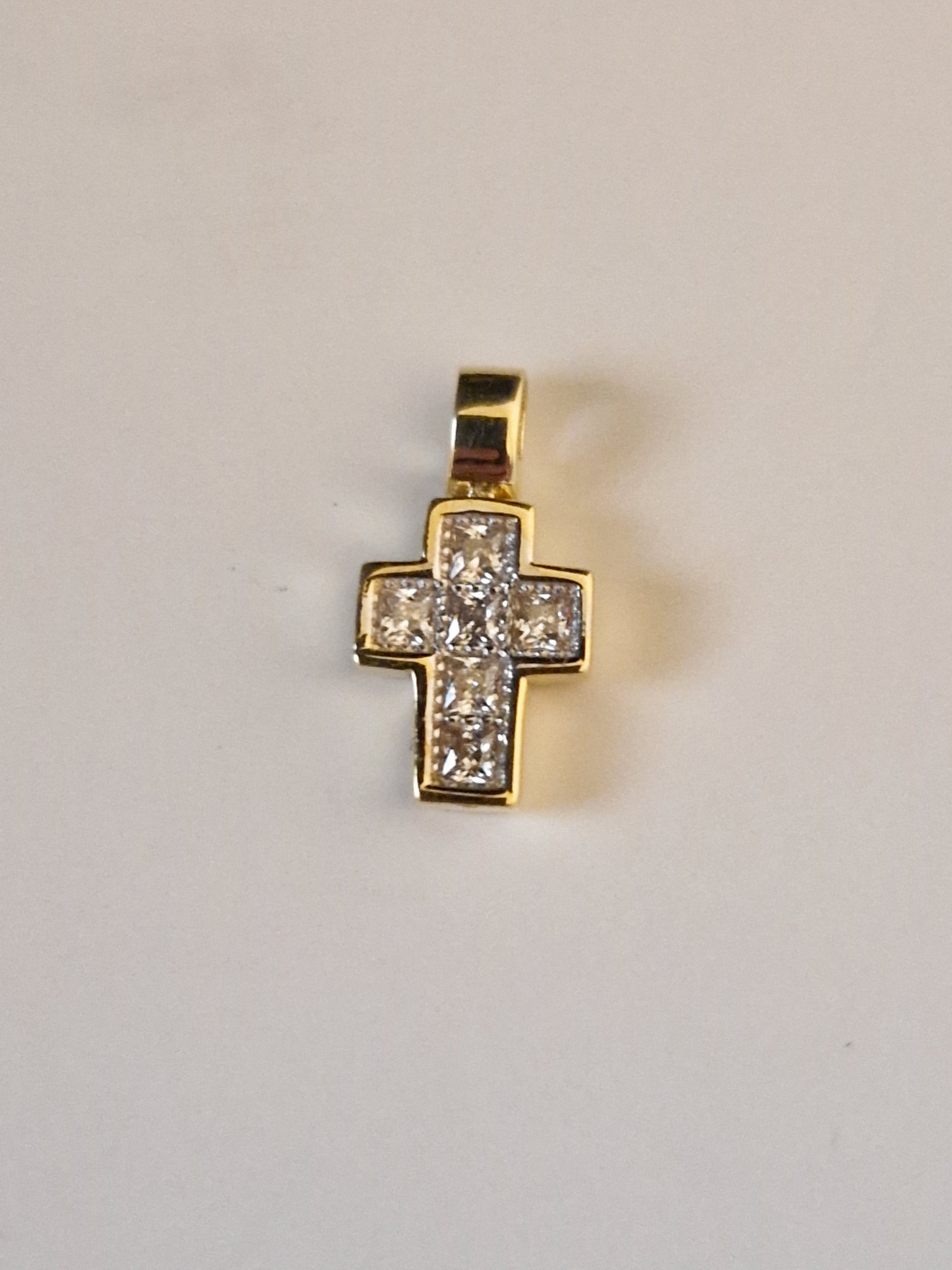 Pendant Cross with White Cubic Zirconia in Gold 18k