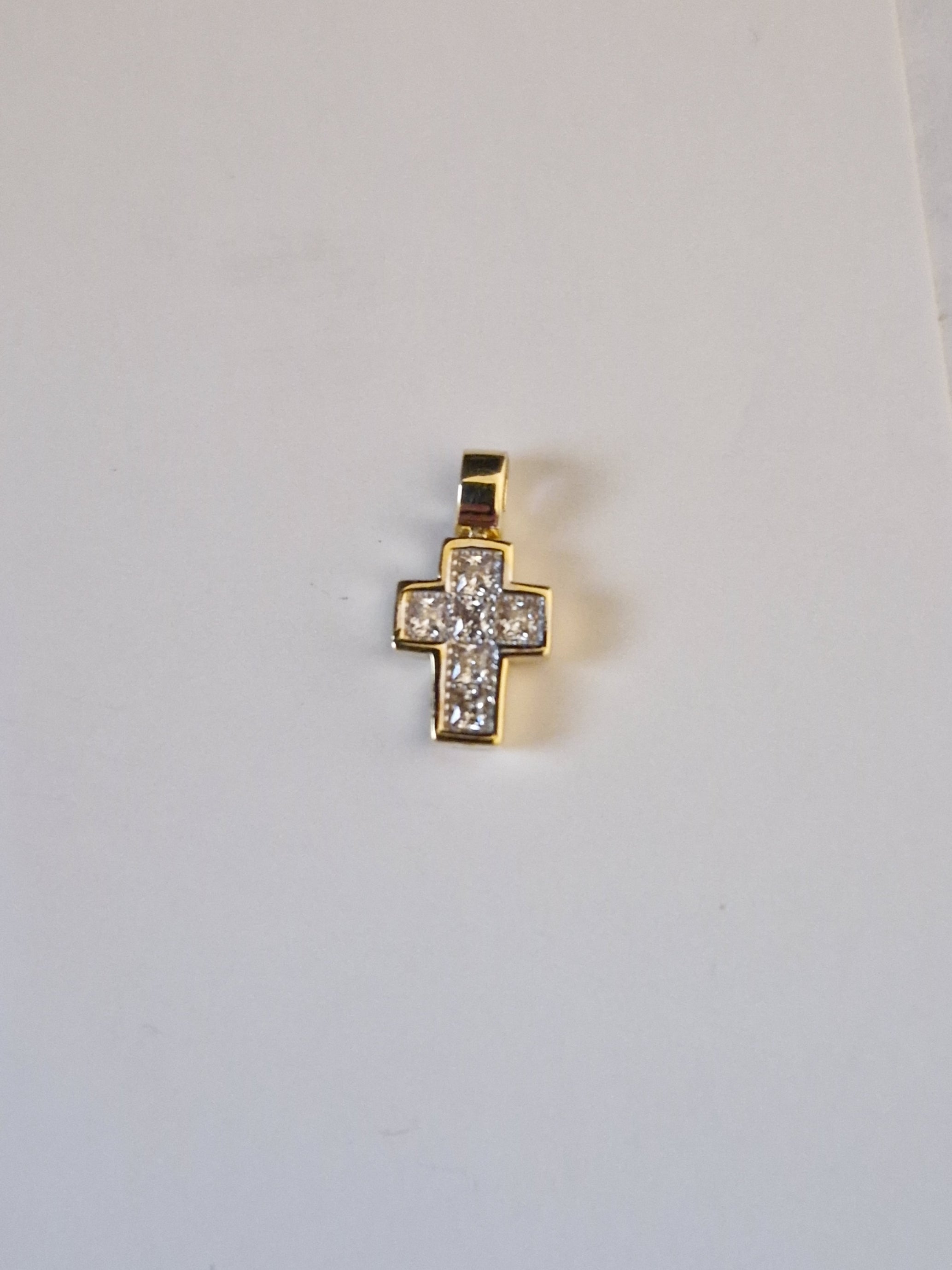 Pendant Cross with White Cubic Zirconia in Gold 18k