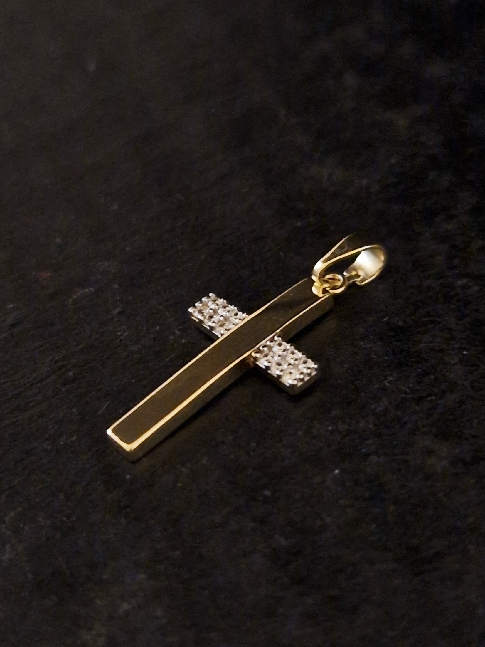 Pendant Cross with White Cubic Zirconia in Gold 18k