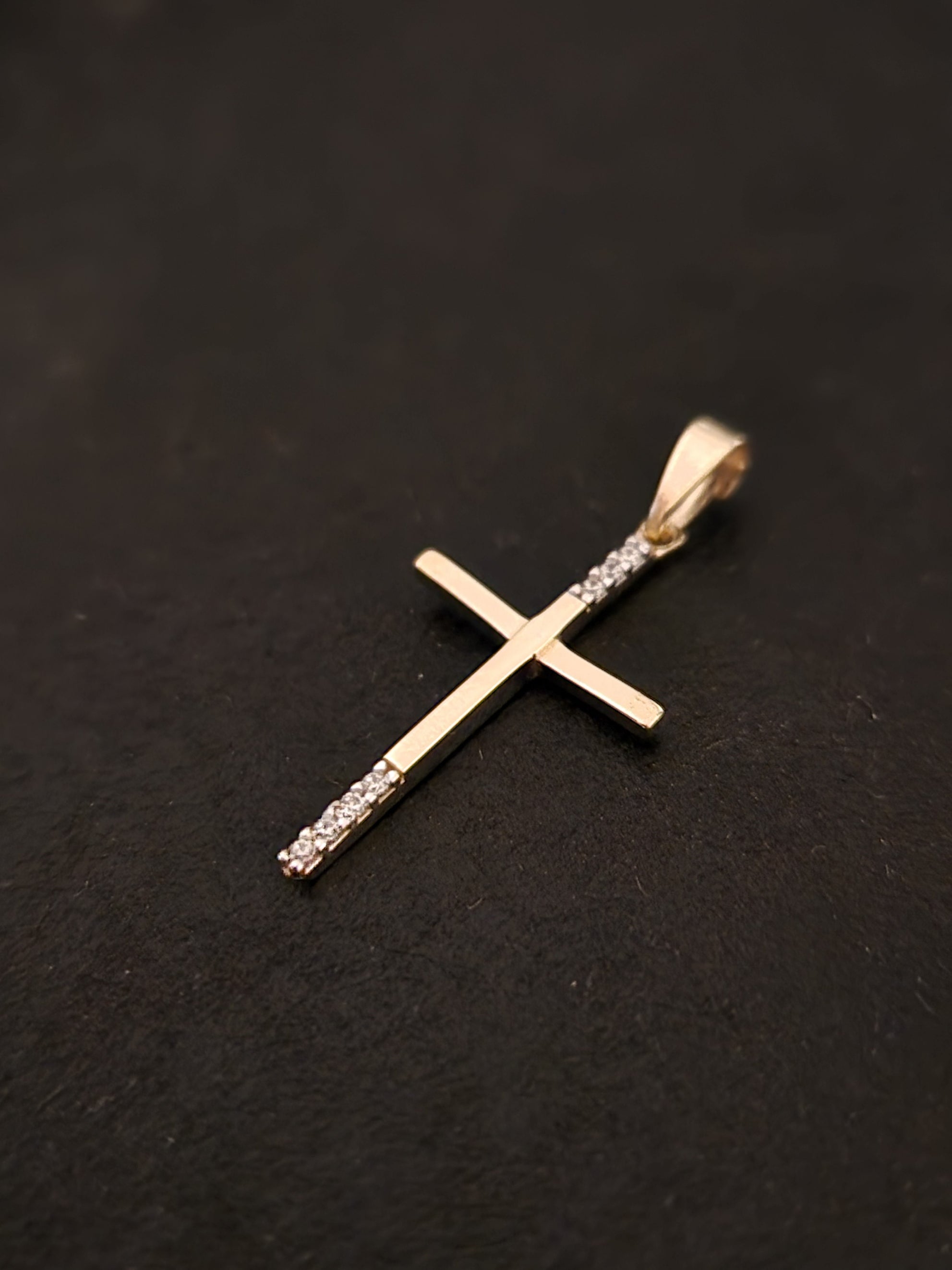 Pendant Cross with White Cubic Zirconia in Gold 18k