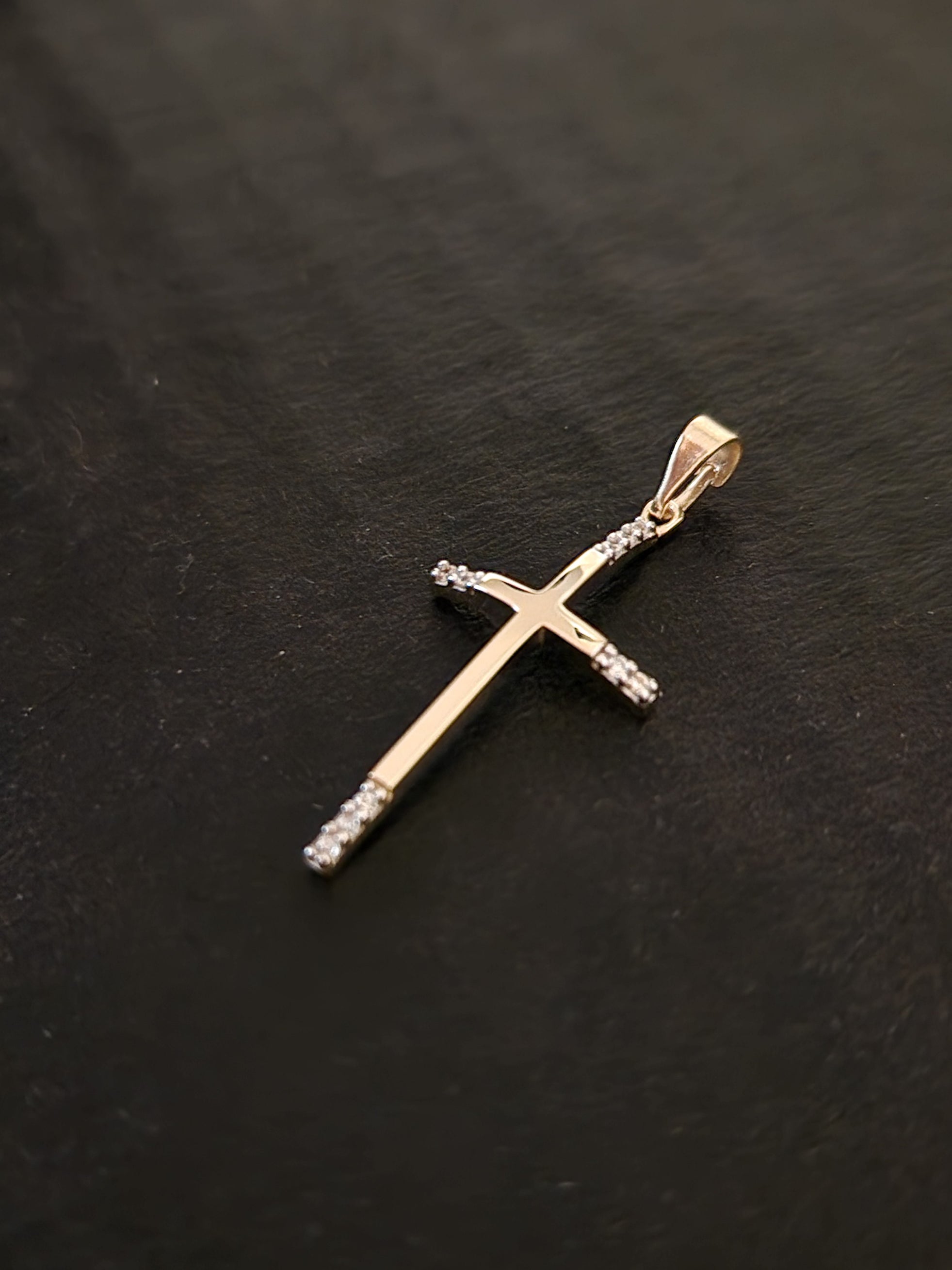 Pendant Cross with White Cubic Zirconia in Gold 18k