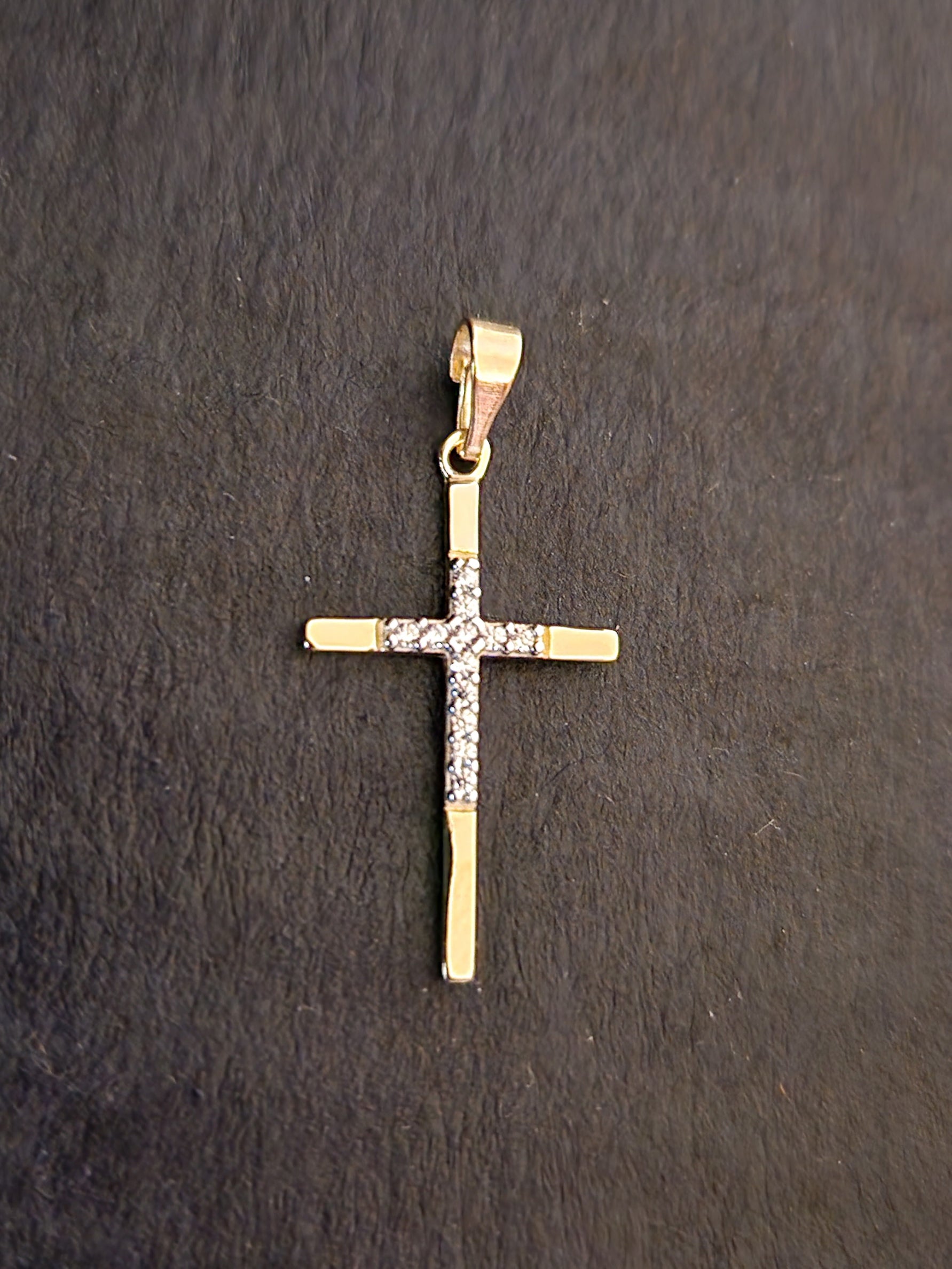 Pendant Cross with White Cubic Zirconia in Gold 18k