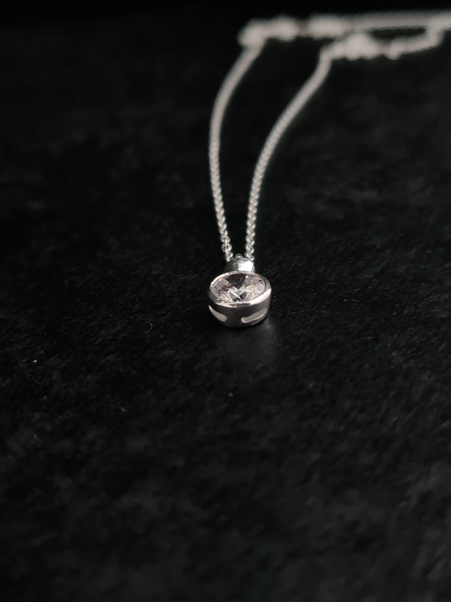 925 ROUND PENDANT CZ DESIGNED SILVER NECKLACE