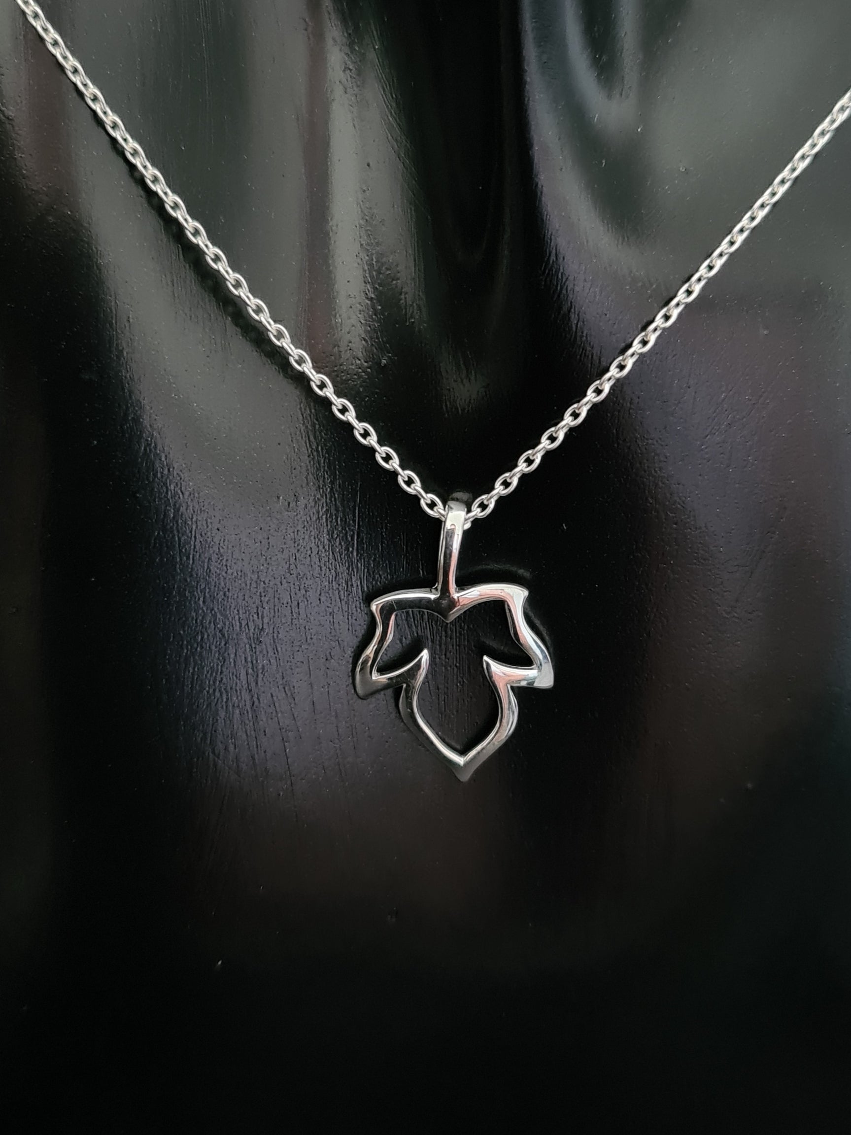 925 LEAF SHAPED SILVER NECKLACE